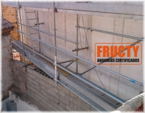 andamio multidireecional sobre lomera